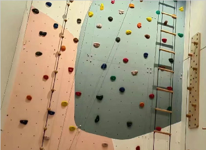 如何提升攀岩墙的攀爬技巧？ 